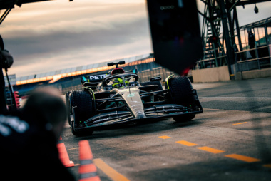Hamilton celebra foco no peso, mas entrega preferência na Mercedes por carro preto