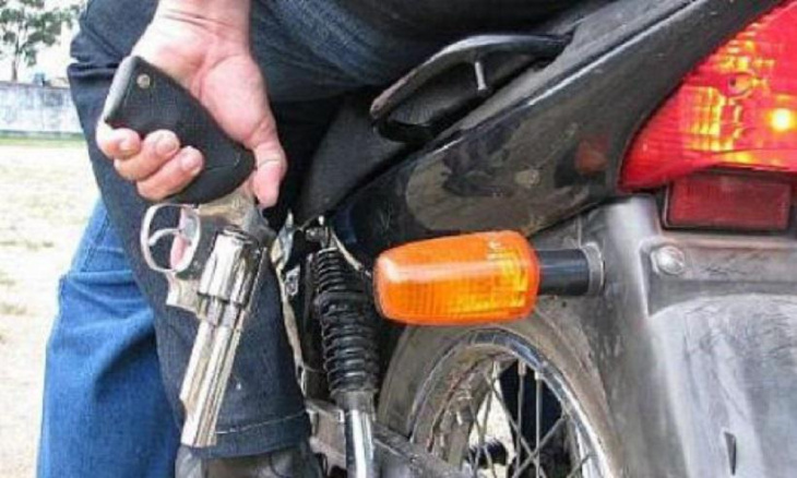 homens usam motocicletas para roubar celulares no barreiro