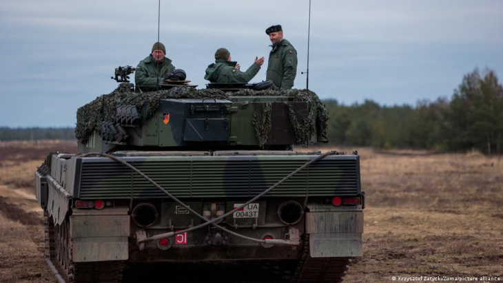 polônia entrega os primeiros tanques leopard à ucrânia