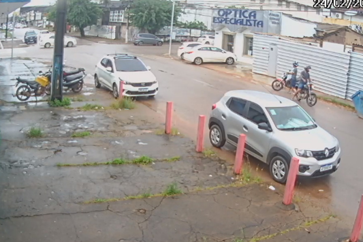 veja vídeo: ladrões são filmados furtando moto em frente a construção no centro da capital