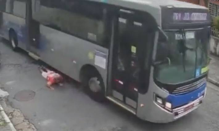 motorista de ônibus passa por cima de pernas de idoso em são paulo após discussão; veja vídeo