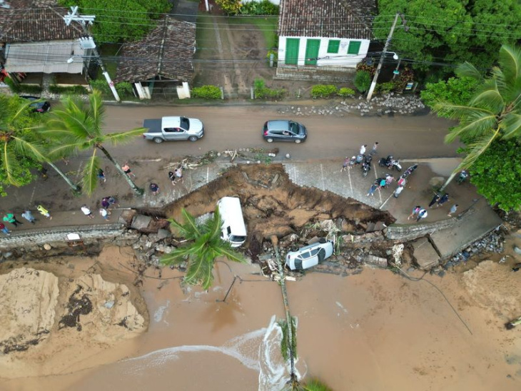 fortes chuvas no brasil podem afetar seguradoras expostas a propriedade e automóveis, diz fitch
