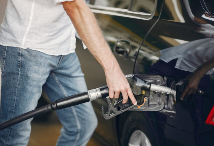 gasolina fica r$ 0,41 mais cara após volta de impostos, diz pesquisa