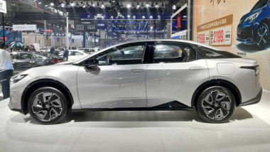 Sedã elétrico com porte de Toyota Corolla já é produzido em série