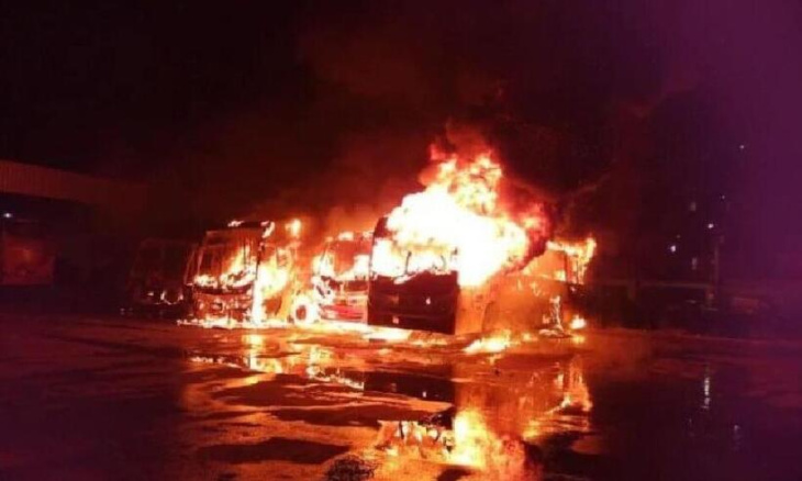 incêndio atinge garagem de ônibus de mariana e destrói 5 veículos