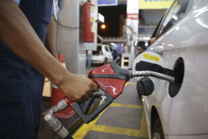 preço da gasolina sobe mais de 9% após volta de impostos