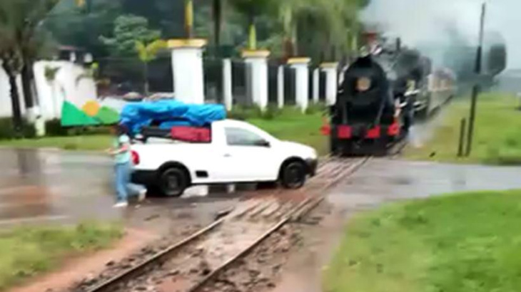 vídeo: trem turístico freia antes de bater em caminhonete no sul de minas