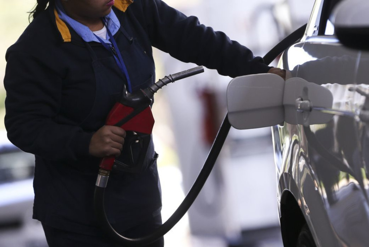 preço da gasolina sobe 3,19% na cidade de sp e chega a r$ 5,49