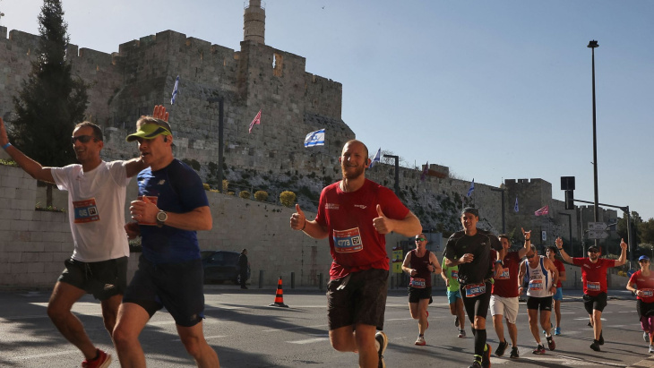 a espectacular maratona de jerusalém: fotografias impressionantes da cidade santa