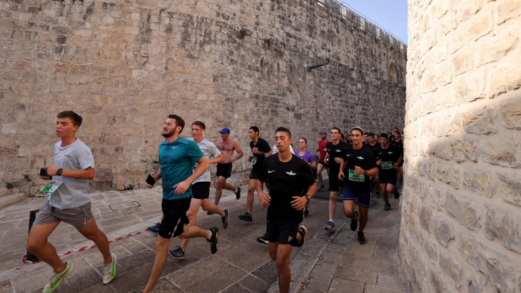 a espectacular maratona de jerusalém: fotografias impressionantes da cidade santa