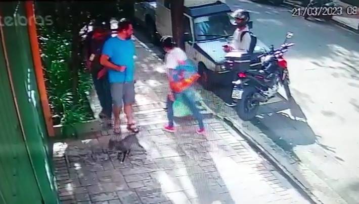 ladrões armados em motos assaltam pedestre na região do paraíso; veja vídeo