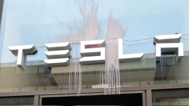 Loja da Tesla é vandalizada por manifestantes ambientalistas na Alemanha
