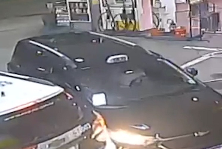 taxista apela e bate em carro da polícia para escapar de assalto