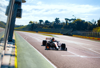 McLaren faz teste privado com Norris e Piastri no carro de 2021 em Ímola
