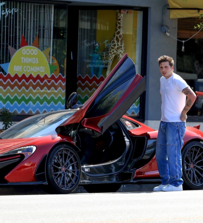 boninho sai para fazer compras usando um carro avaliado em mais de 565 mil reais. confira quanto custa os veículos dos famosos