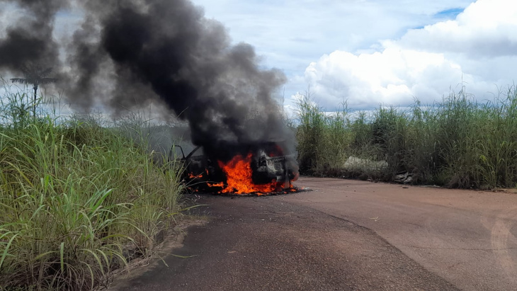 urgente: bandidos com metralhadoras queimam pajero depois de assalto na pista de pouso do aeroclube