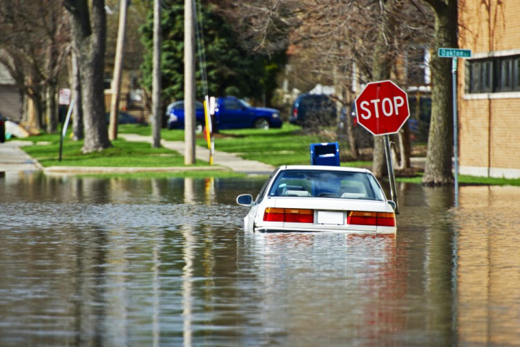 como e quando ligar o carro depois de uma enchente?