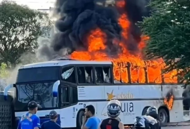 ônibus de organizada do cruzeiro é queimado antes da partida contra o náutico, em recife