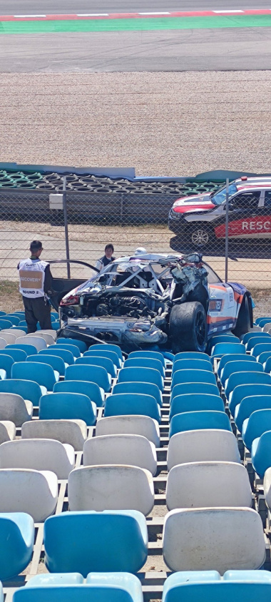 Piloto voa sobre alambrado e cai em arquibancada na Porsche Iberica em Portimão