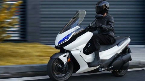 zontes revela a nova maxi-scooter zt 500