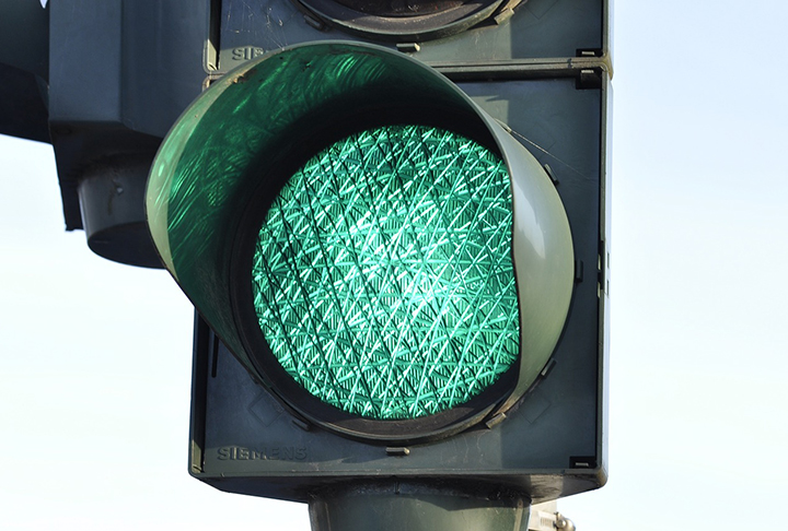 sinais de trânsito podem ganhar nova cor. entenda a novidade