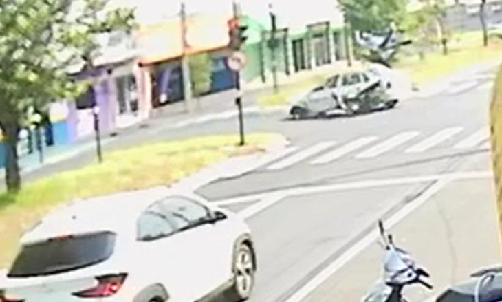vídeo: motociclista fura sinal vermelho, bate e morre em uberlândia