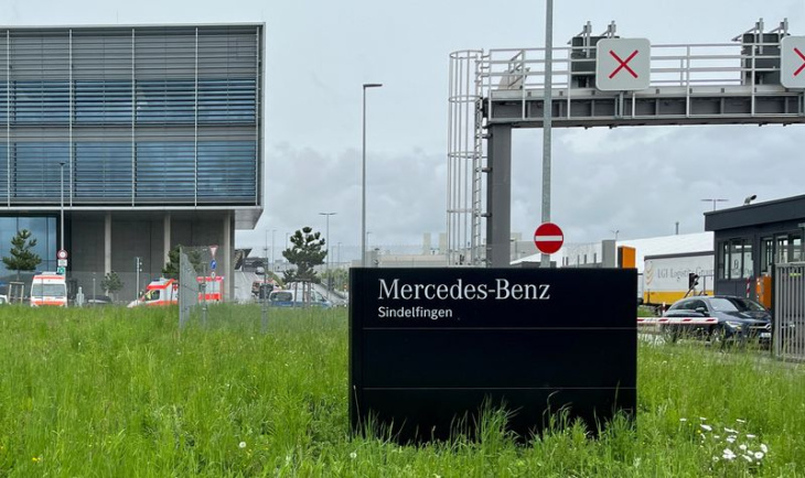 tiroteio em fábrica alemã da mercedes deixa 2 mortos; produção é interrompida