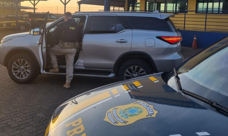 homem é preso em uberlândia com carro de mais de r$ 300 mil furtado em bh