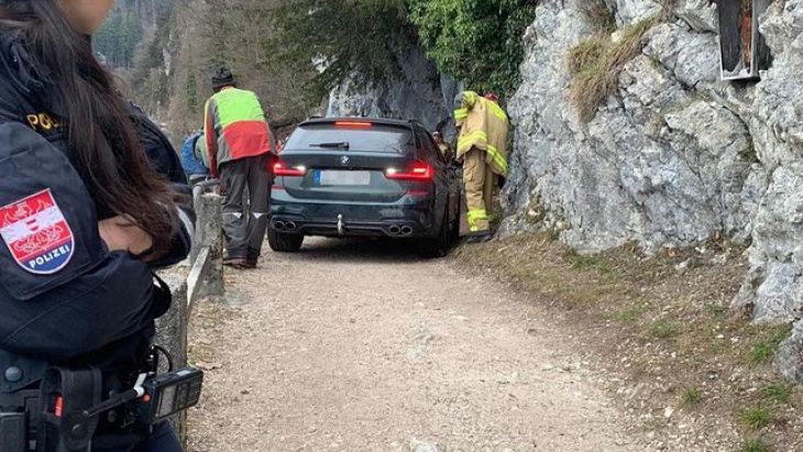 motorista distraído tem problemas com seu veículo bmw alpina touring
