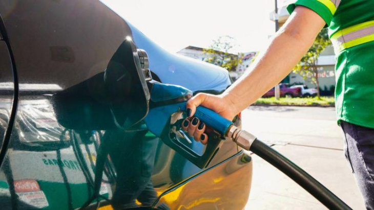 a gasolina vai ficar mais barata? 5 perguntas sobre a mudança de política de preços da petrobras