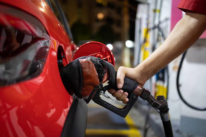 gasolina nas bombas deve cair 7,1% em junho, para r$ 4,80 o litro, segundo consultoria
