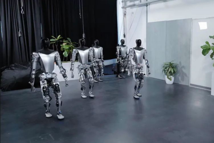robô humanoide da tesla consegue caminhar e até pegar objetos em vídeo