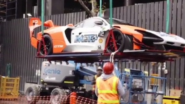 O luxo insensível de um bilionário: ele transporta seu McLaren Senna GTR para o 57º andar de um arranha-céu