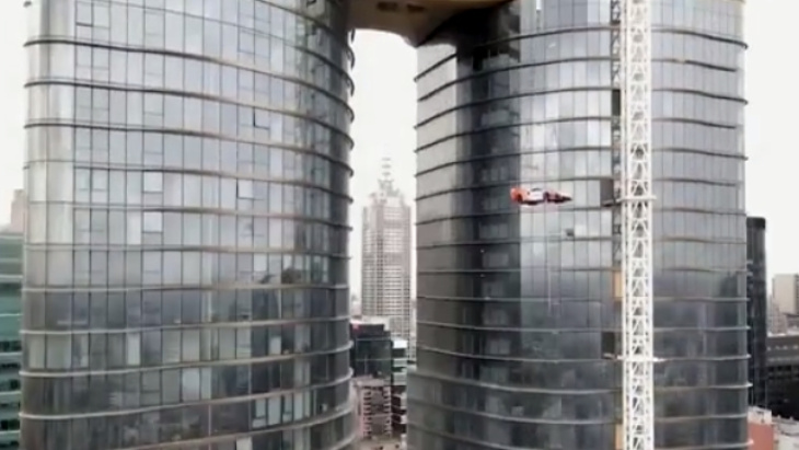 o luxo insensível de um bilionário: ele transporta seu mclaren senna gtr para o 57º andar de um arranha-céu
