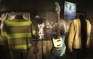 guitarra destruída por kurt cobain é leiloada por quase r$ 3 milhões, muito mais do que o estimado