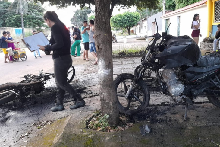 urgente: motorista de classic prata coloca fogo em três motos em frente a empresa de marketing