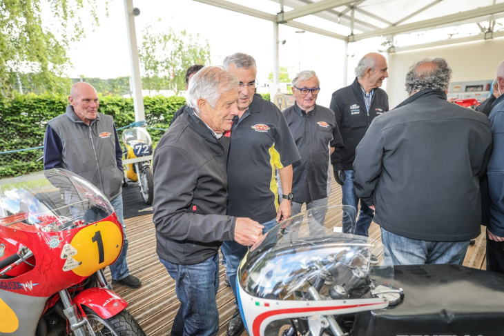 giacomo agostini pede motos menos potentes no motogp: ‘o piloto é que tem de pilotar a moto’
