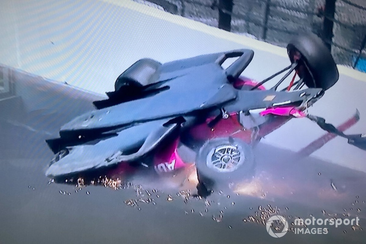 vídeo: indy 500 tem batida assustadora no final e tensão com pneu voando para fora da pista