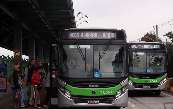 greve parcial de ônibus afeta passageiros na cidade de são paulo; rodízio de veículos está suspenso