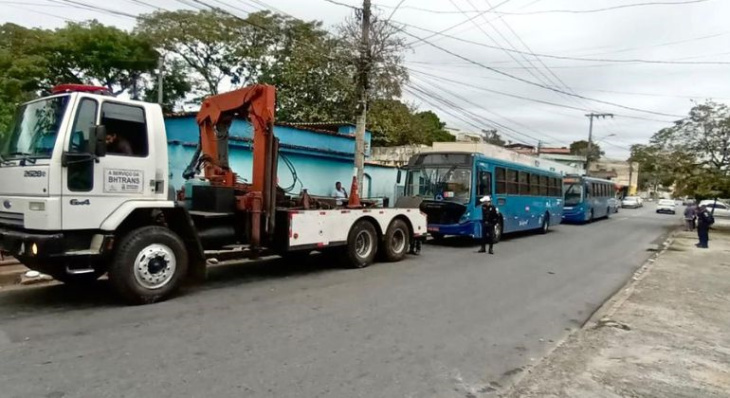 bh: dois ônibus são apreendidos em vistoria por causa de pneus carecas