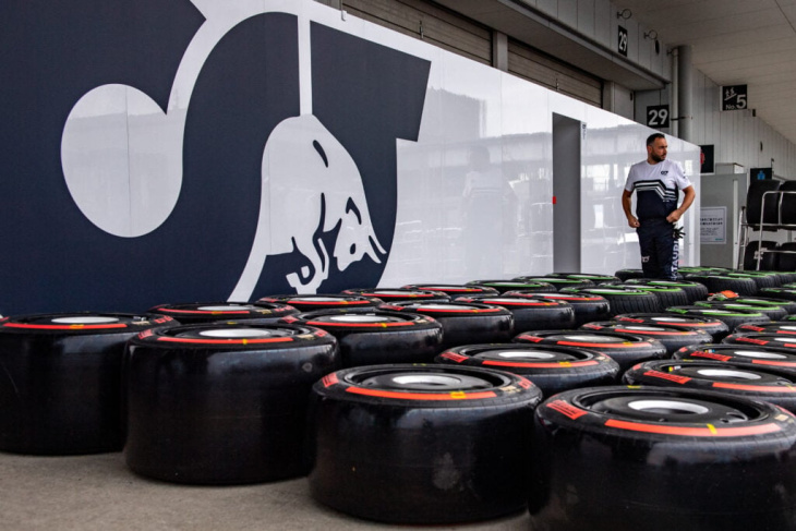 pirelli testa na espanha nova especificação de pneus antes da estreia na inglaterra