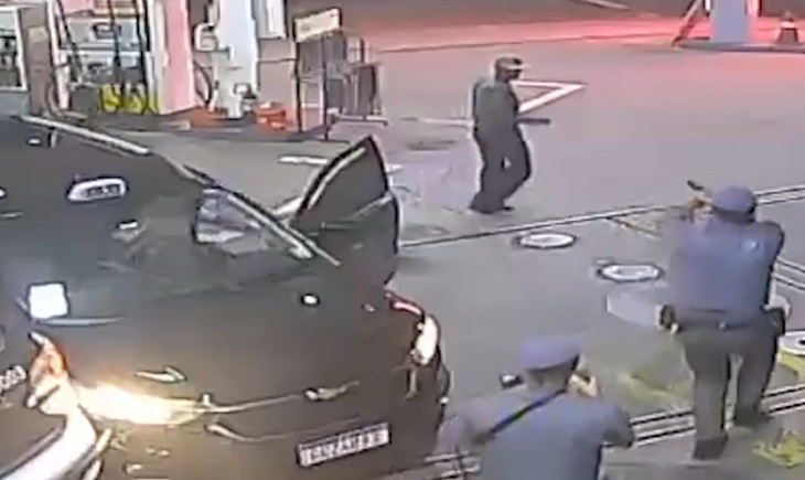 taxista joga carro em viatura da pm para escapar de assalto