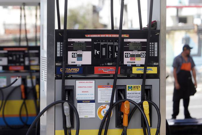 preço médio da gasolina cai para r$ 5,21, diz anp, mas volta do icms interrompe ciclo de queda