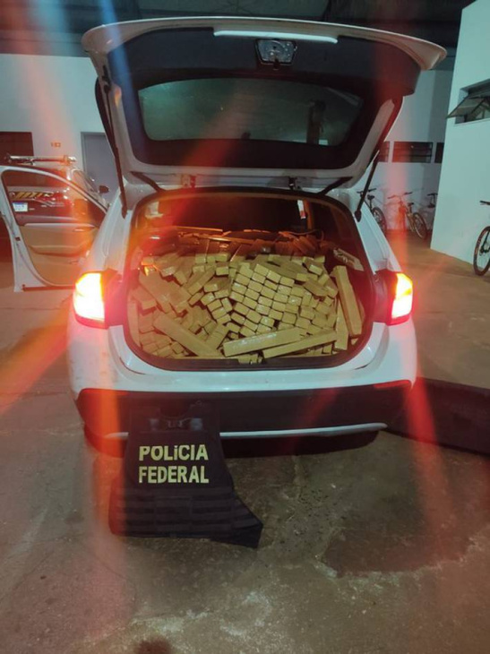 polícia acha 800 kg de maconha em carro de luxo em mato grosso do sul