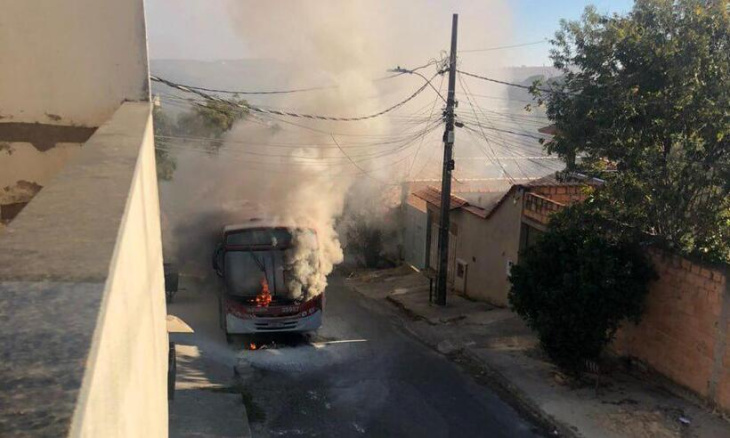 fogo destrói ônibus em vespasiano