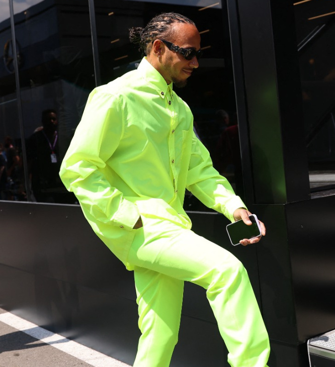 conjunto verde neon, roupas da versace e muito mais... confira um verdadeiro colírio com as fotos de lewis hamilton, piloto de fórmula 1!
