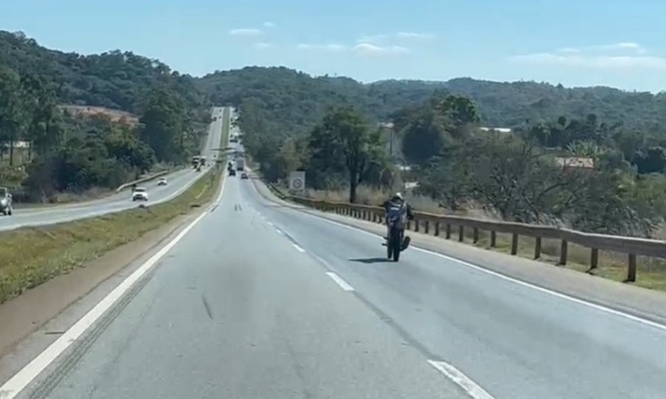 reportagem flagra motociclista a 100 km/h deitado no banco na br-040