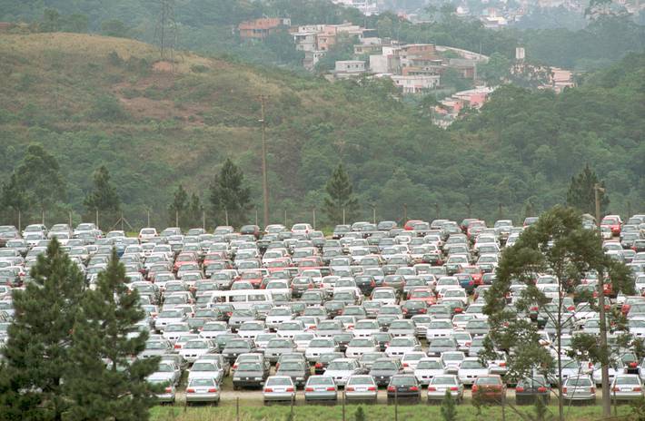 carros populares: montadoras começam a reduzir preços; renault kwid é oferecido por r$ 58,9 mil