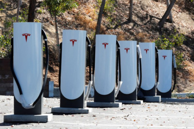 Stellantis diz que está avaliando padrão de carregamento da Tesla