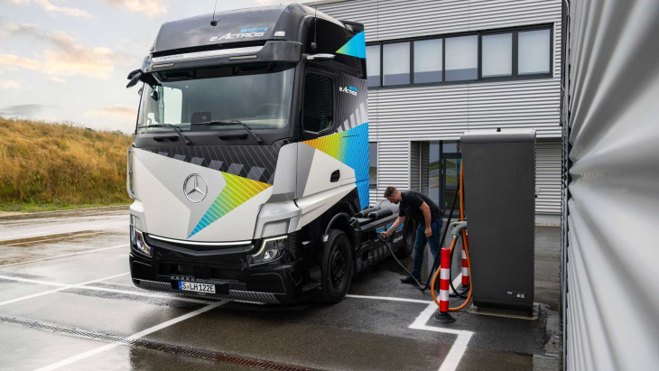 caminhão elétrico da mercedes com 500 km de autonomia chegará em outubro